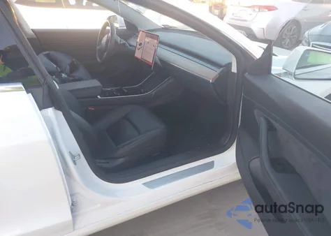 2018 Tesla Model 3 Long Range/Mid Range z USA, uszkodzony, nr VIN 5YJ3E1EA5JF162344